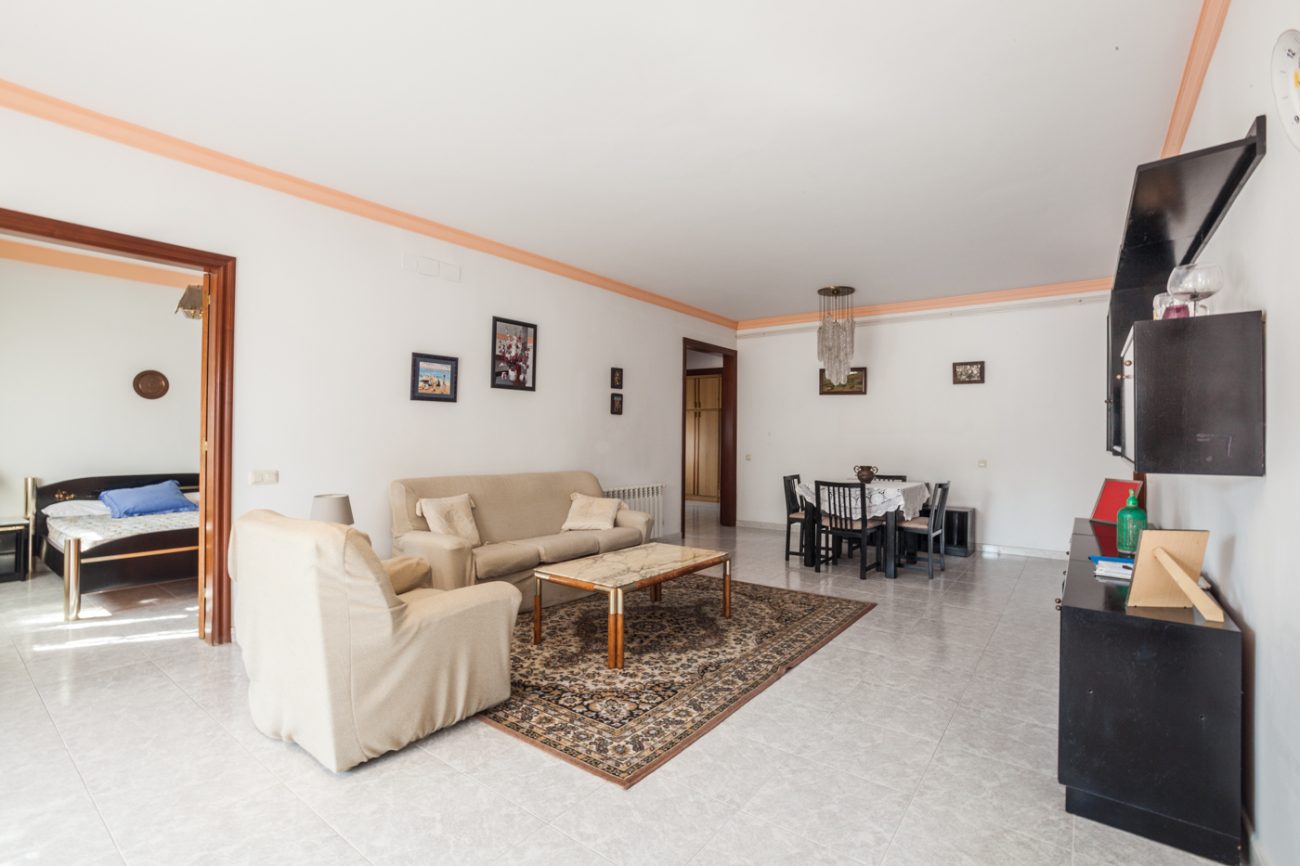 Big house with garden in front of the beach in Castelldefels