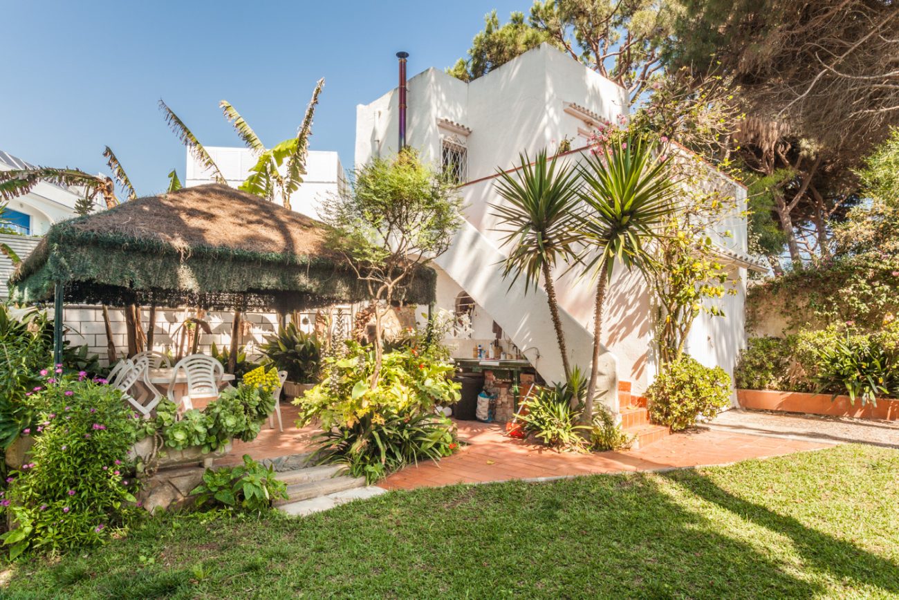 Big house with garden in front of the beach in Castelldefels