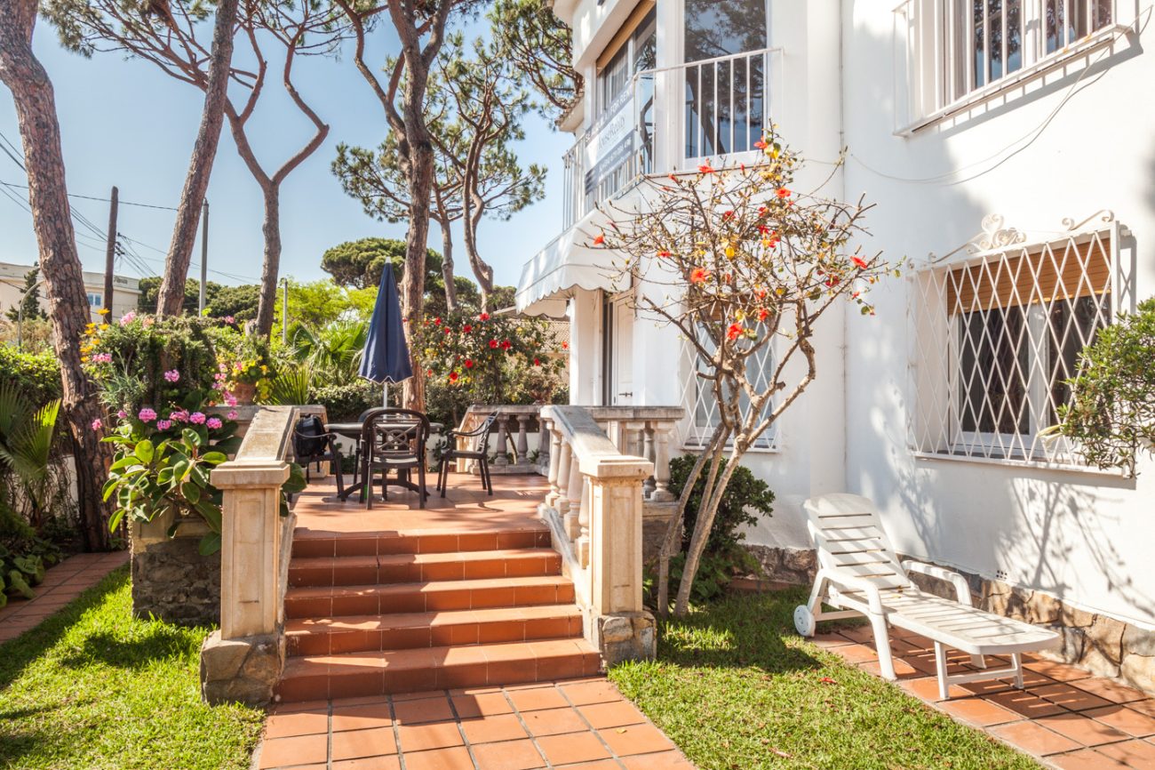 Big house with garden in front of the beach in Castelldefels