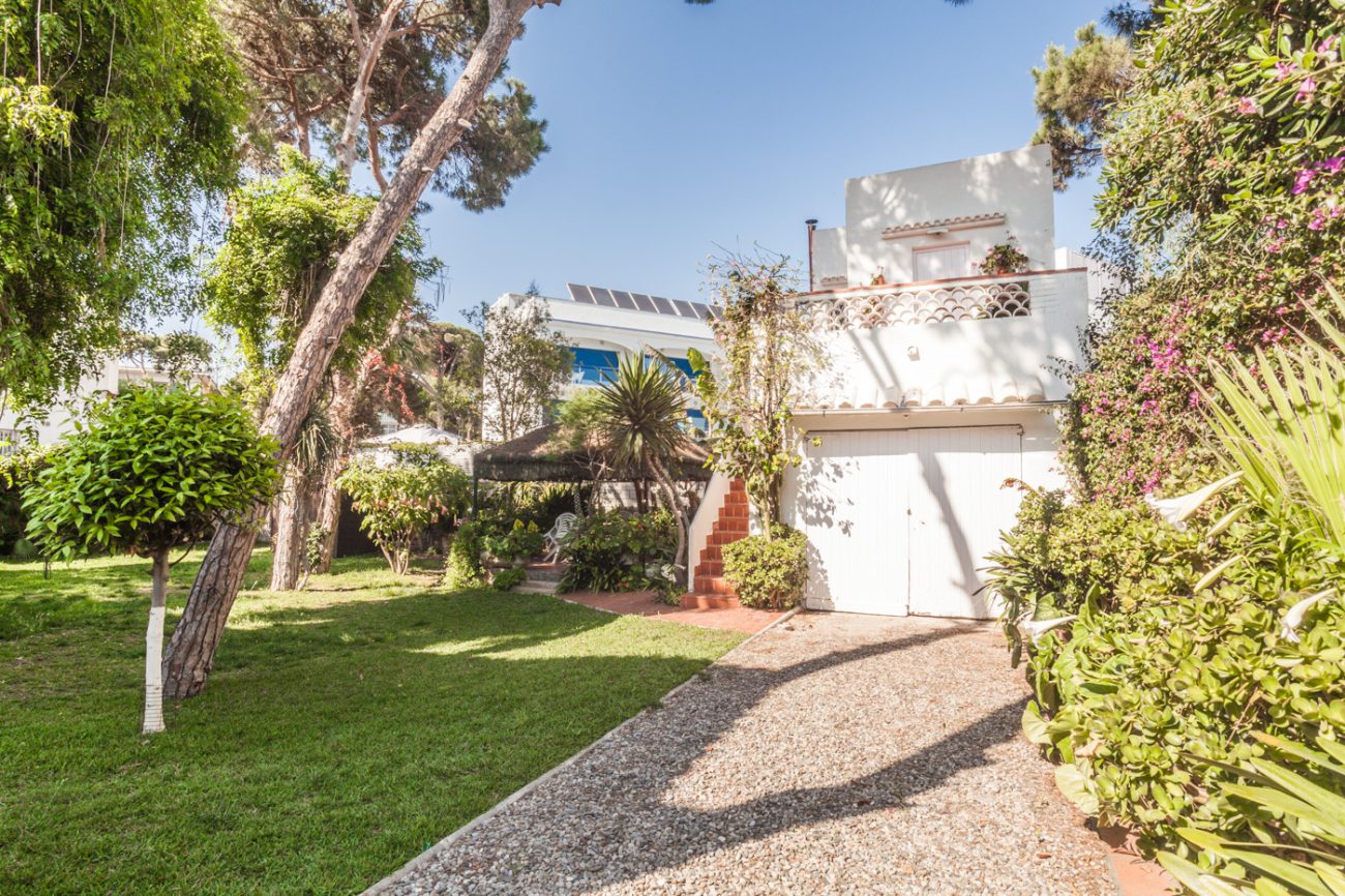 Big house with garden in front of the beach in Castelldefels