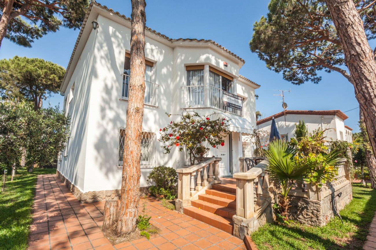 Big house with garden in front of the beach in Castelldefels
