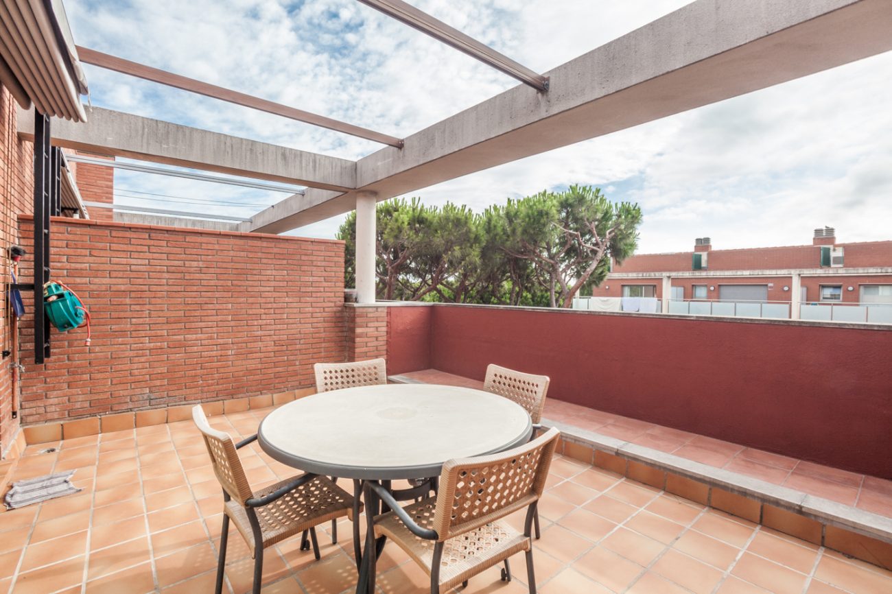 Big semi-detached house close to the beach in Gava