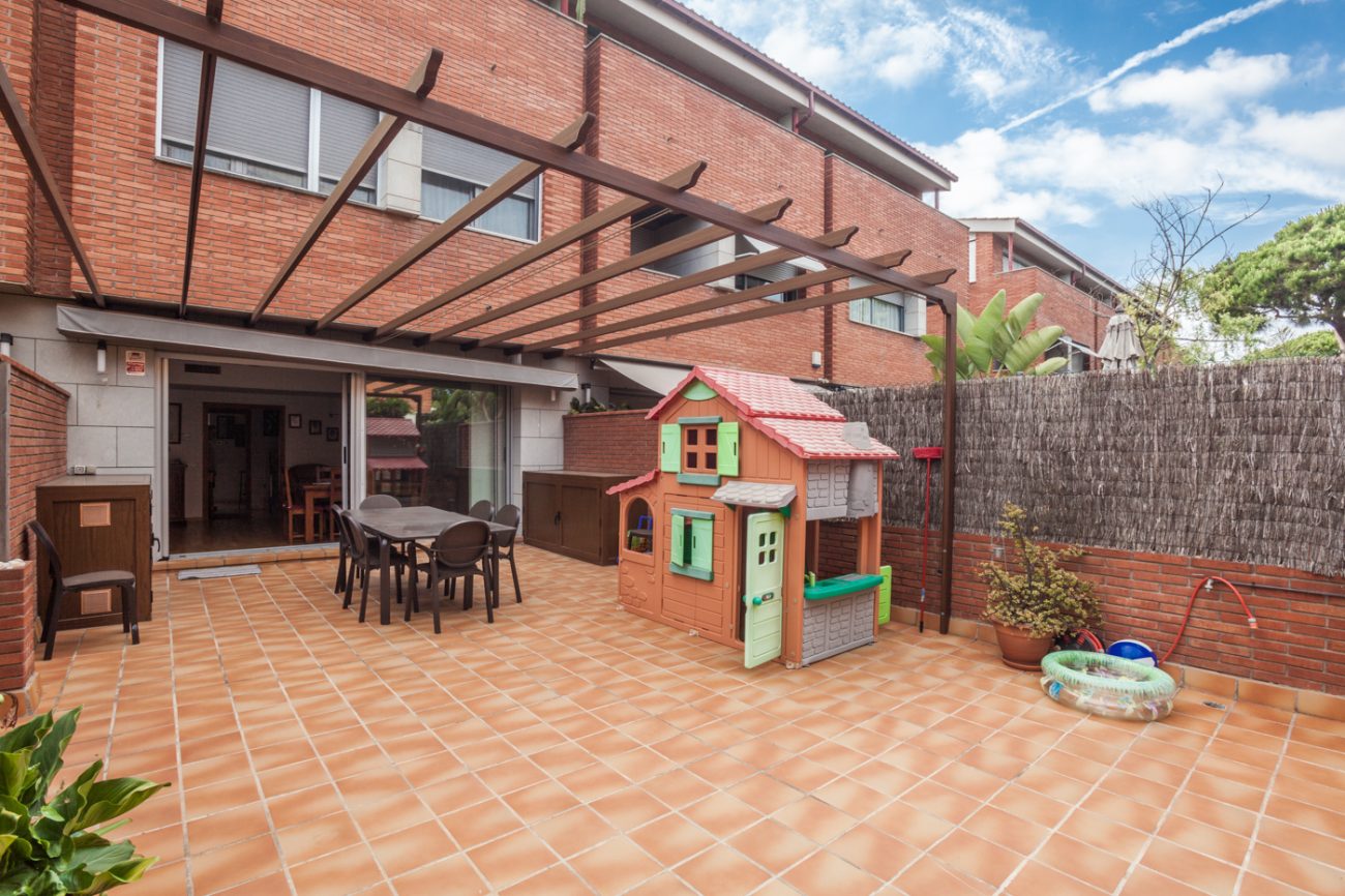 Big semi-detached house close to the beach in Gava