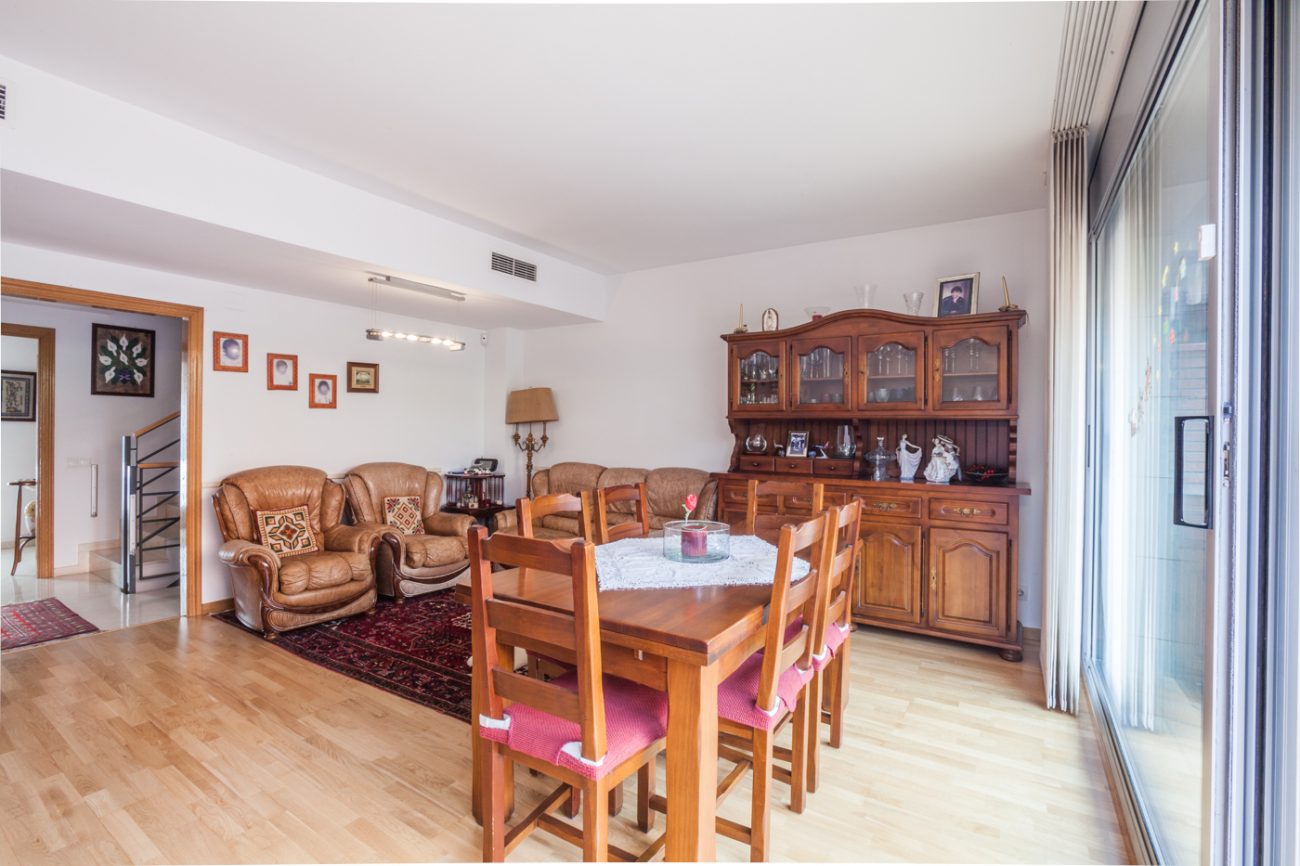 Big semi-detached house close to the beach in Gava