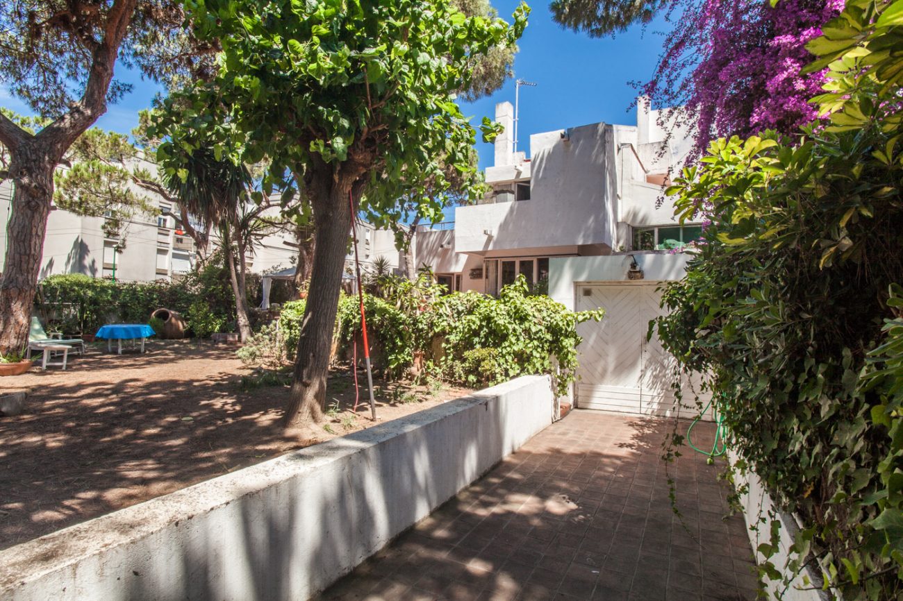 Designer house close to the beach in Gava Mar