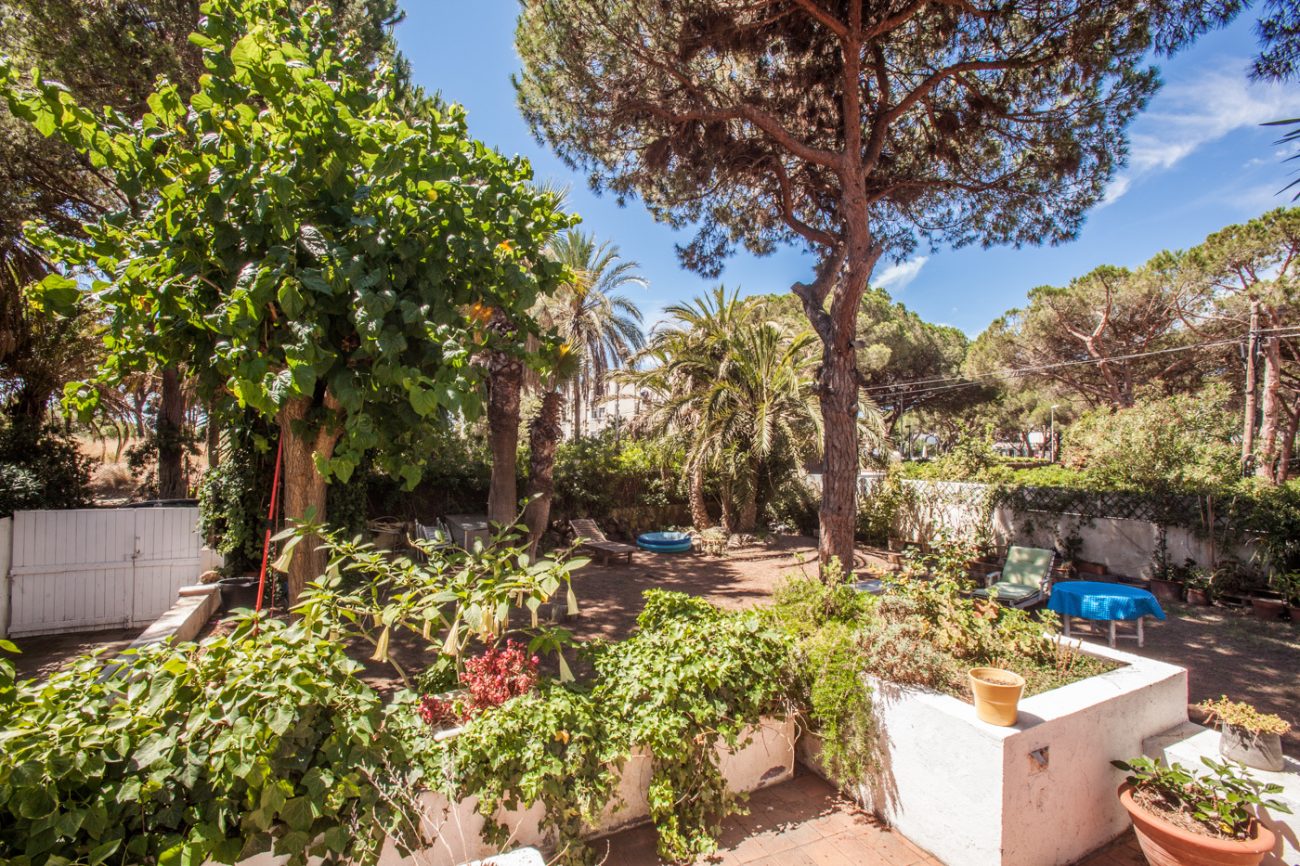 Designer house close to the beach in Gava Mar