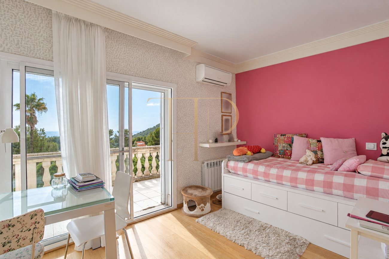 Renovated house with sea views in Castelldefels — rented