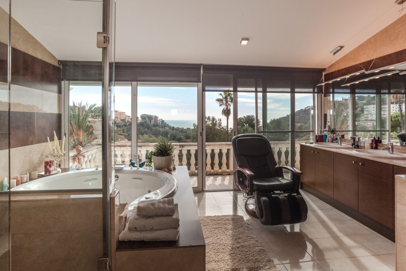 Big renovated luxurious house with views in Castelldefels