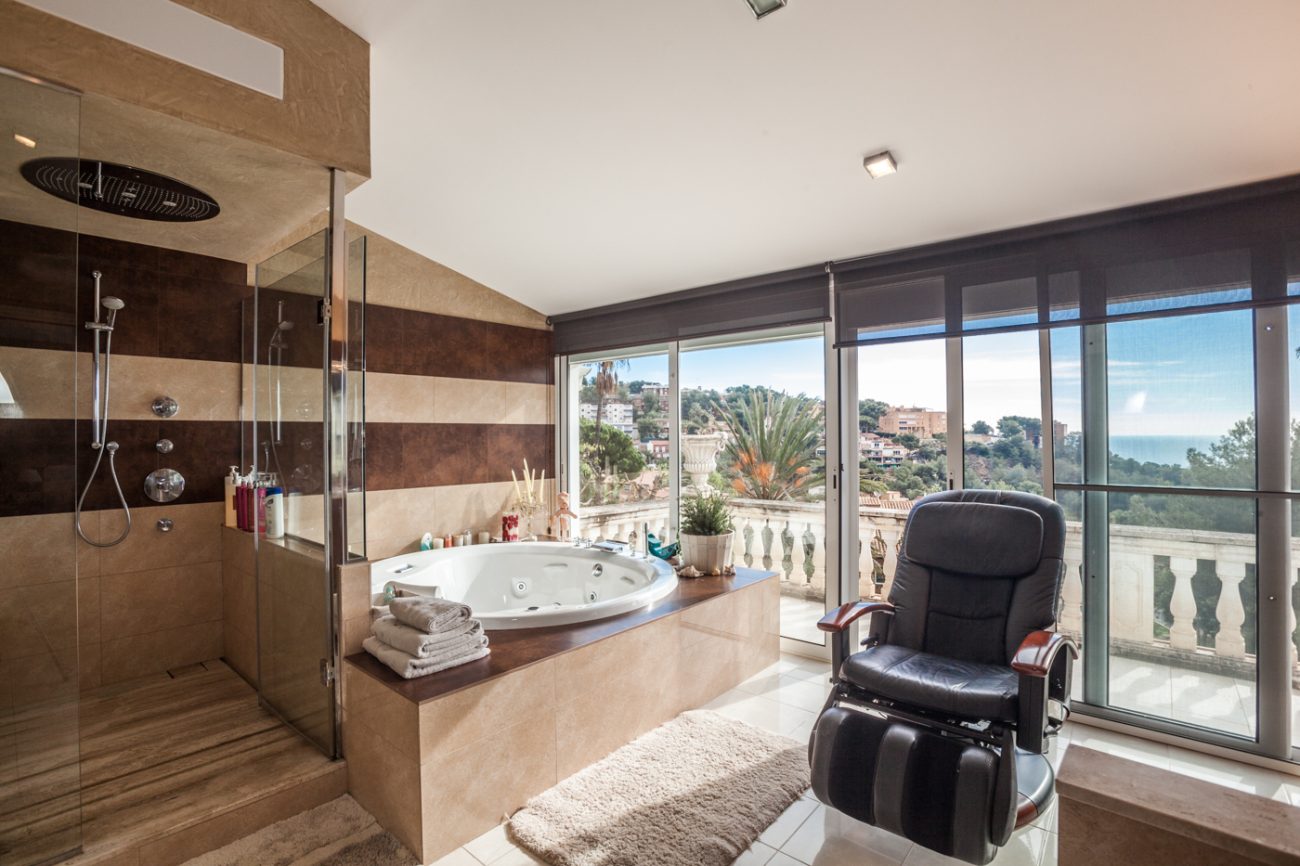 Big renovated luxurious house with views in Castelldefels