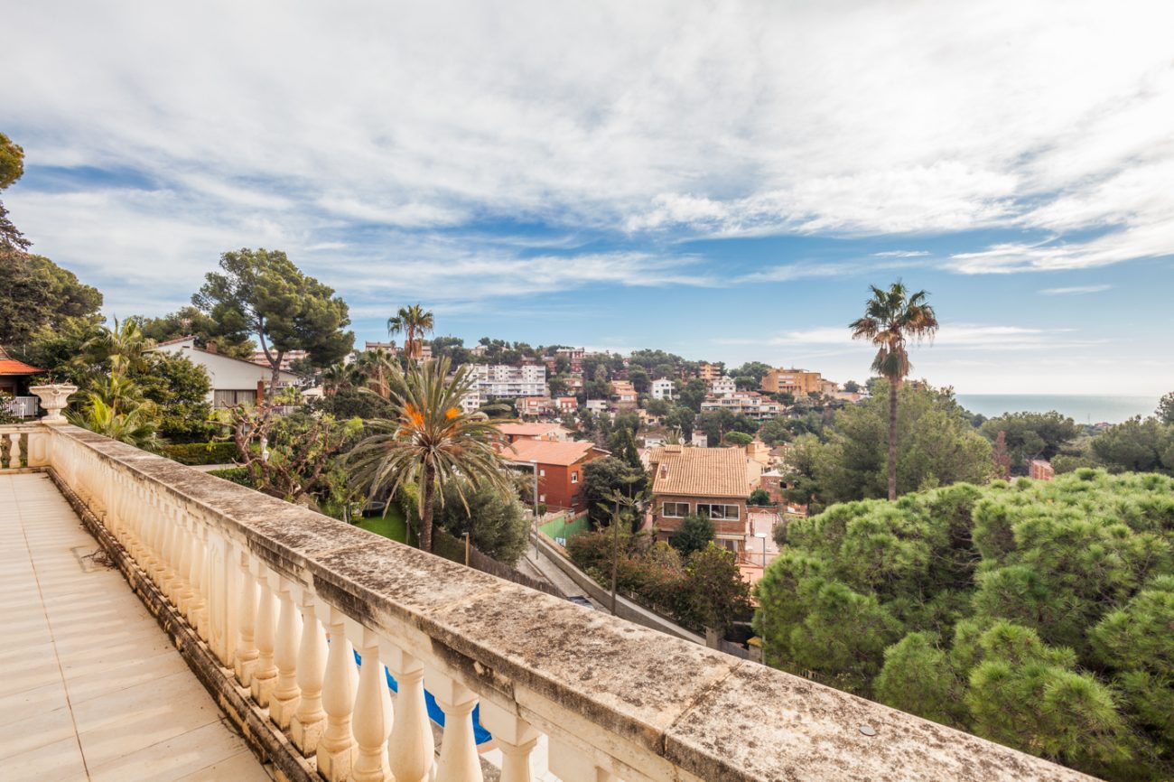 Big renovated luxurious house with views in Castelldefels