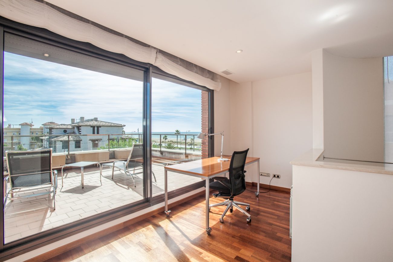 Townhouse by the beach in Castelldefels