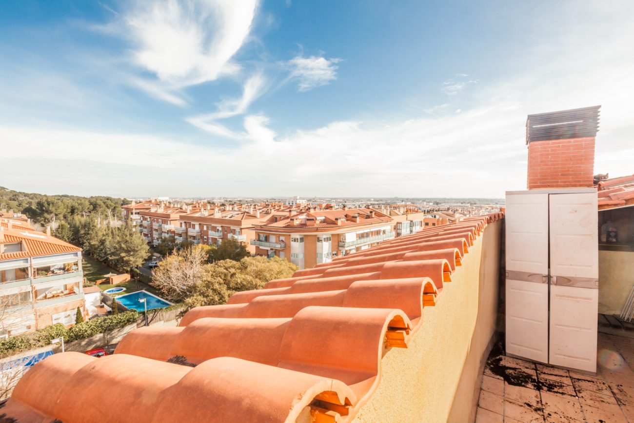 Large light duplex in Castelldefels