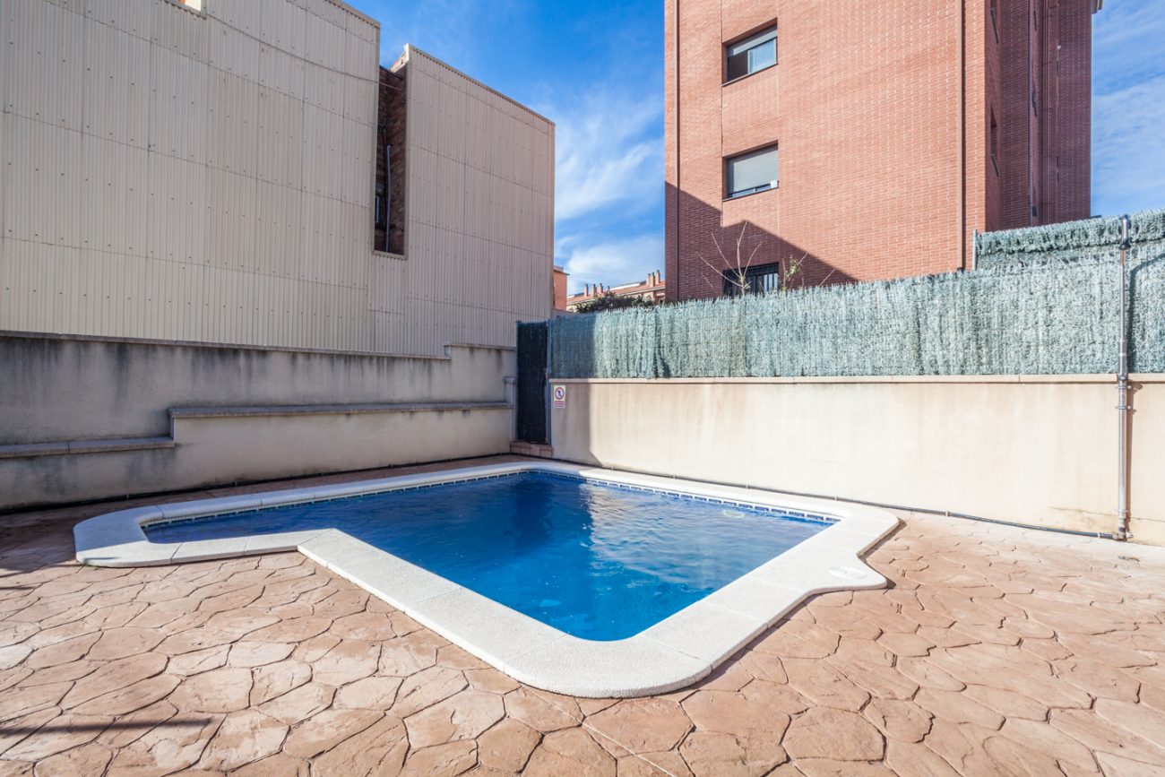 Large light duplex in Castelldefels