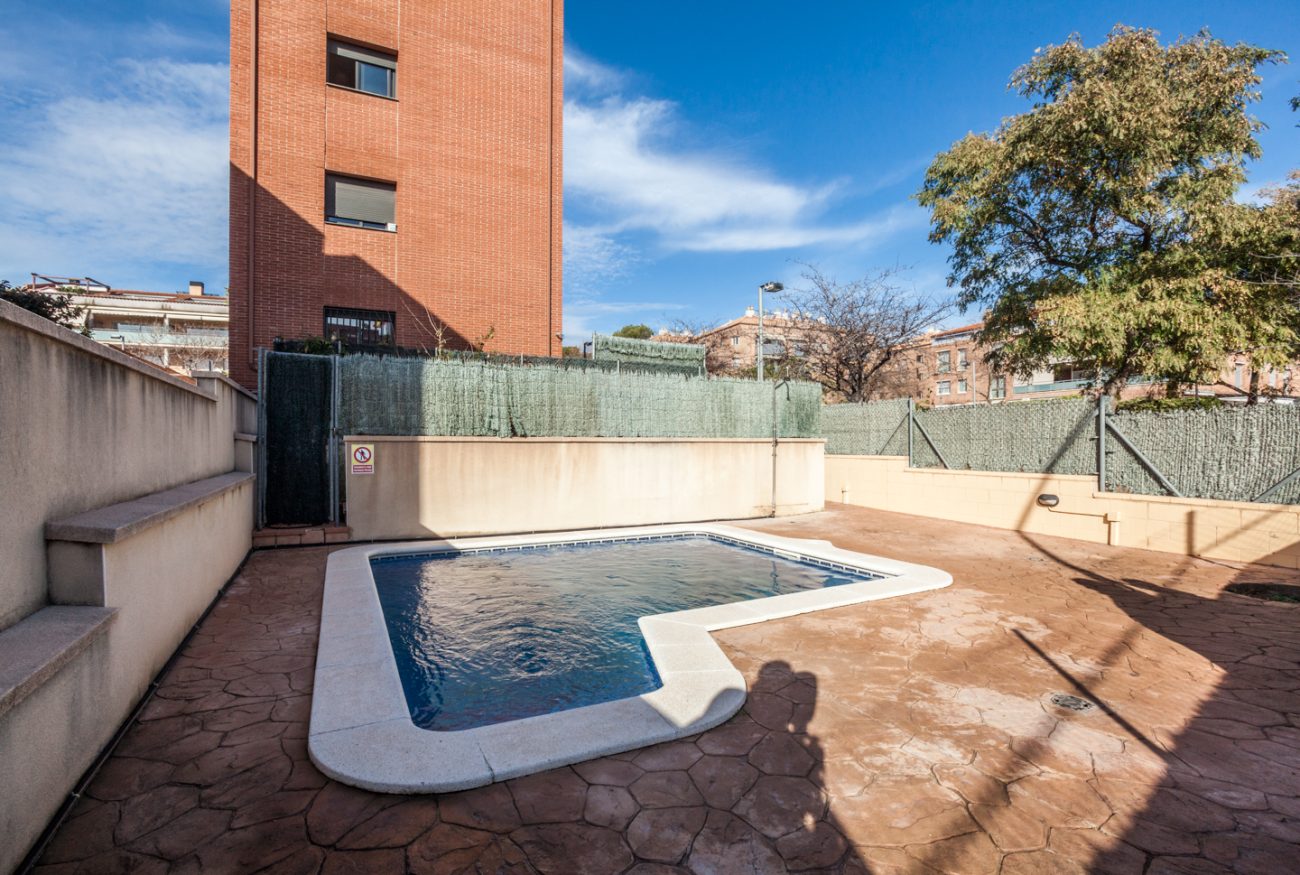 Large light duplex in Castelldefels