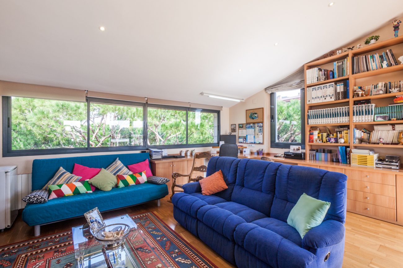 Corner townhouse by Avenida del Mar