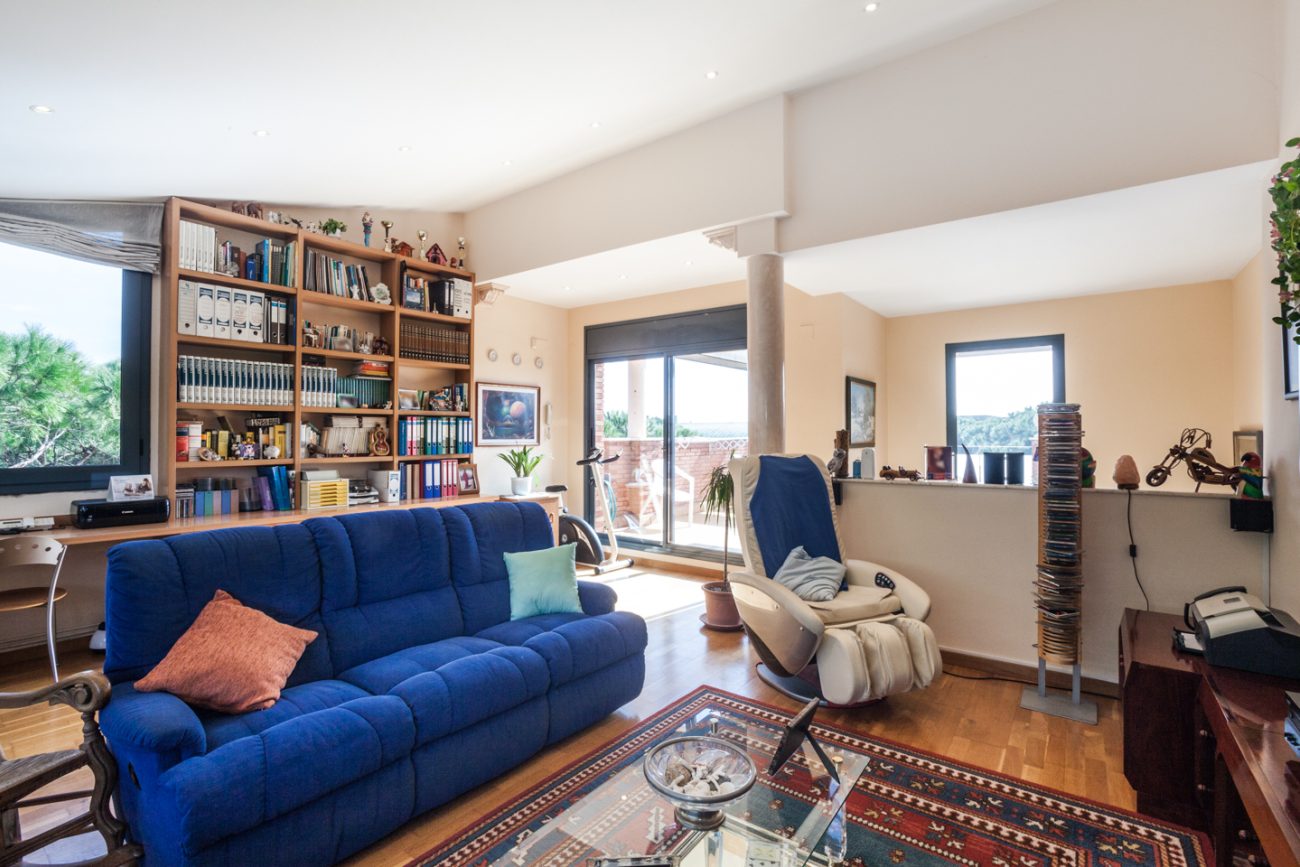 Corner townhouse by Avenida del Mar