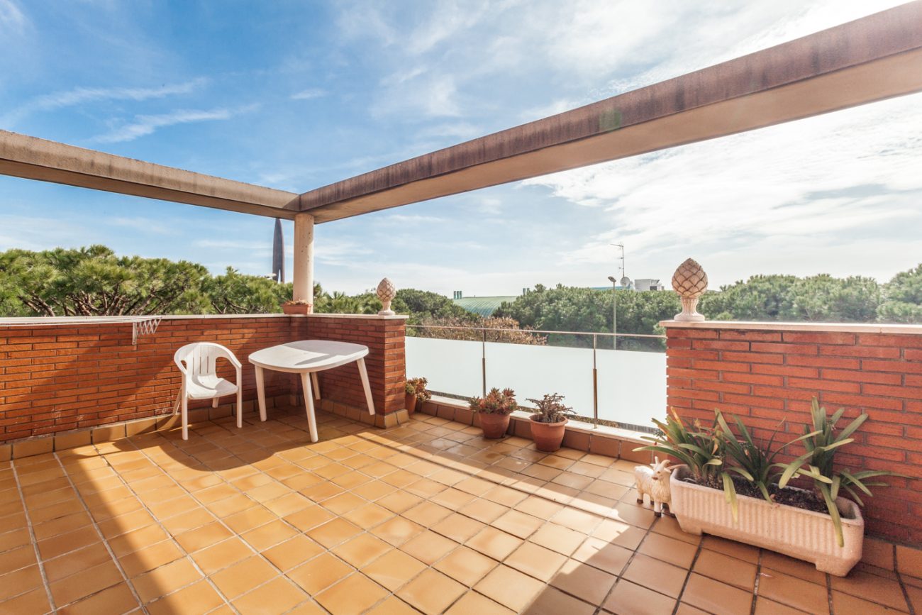 Corner townhouse by Avenida del Mar