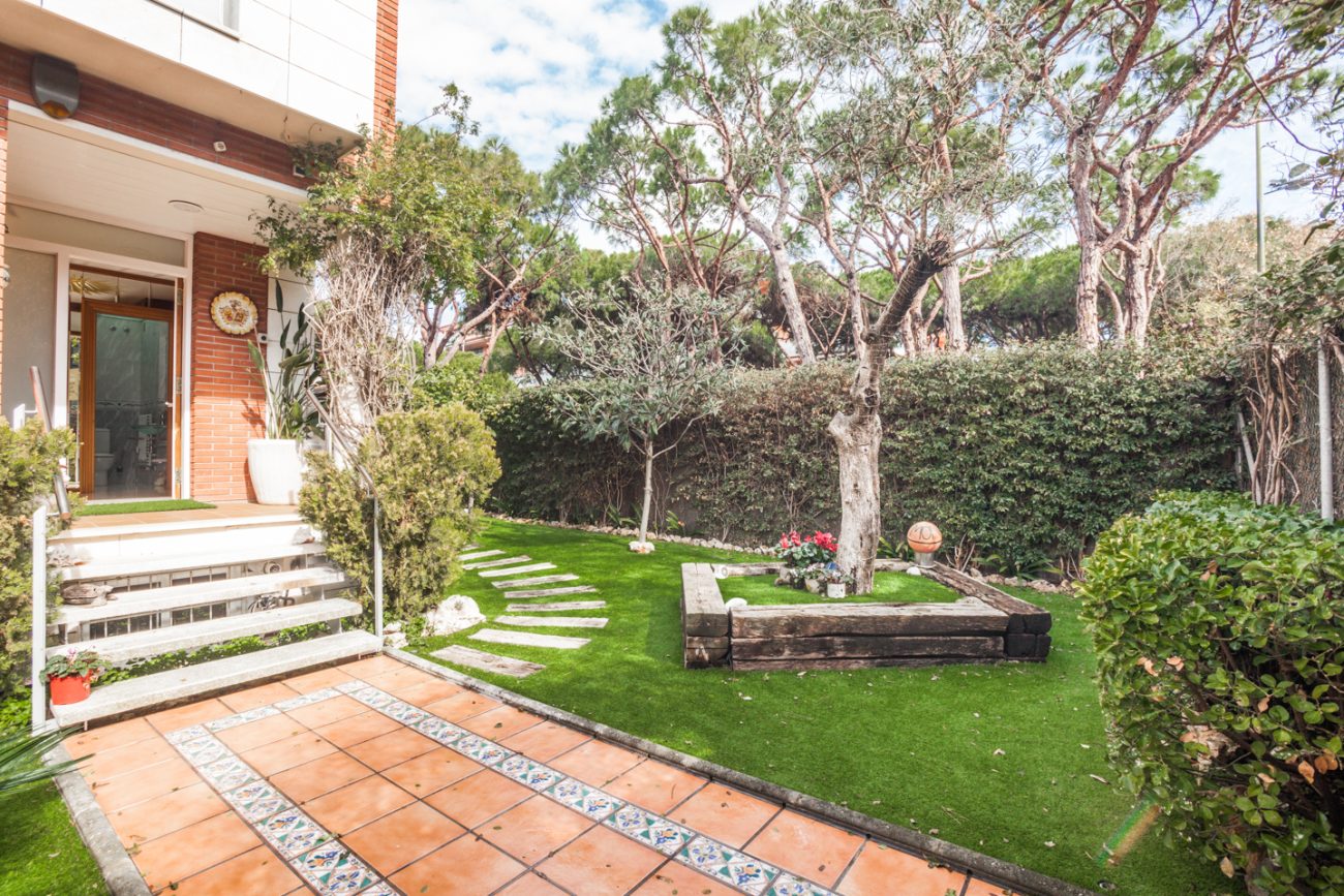 Corner townhouse by Avenida del Mar