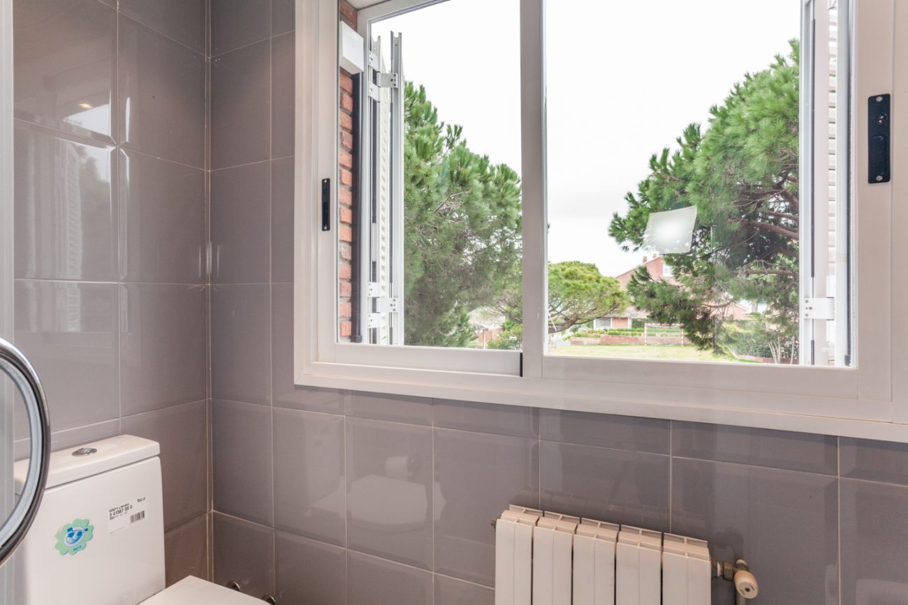 Large corner townhouse in Gava Mar