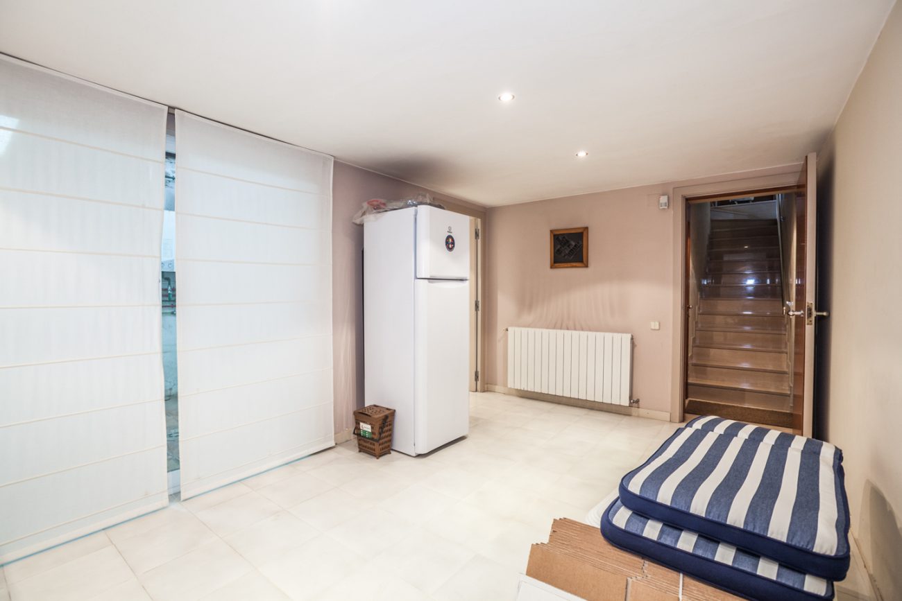 Large corner townhouse in Gava Mar