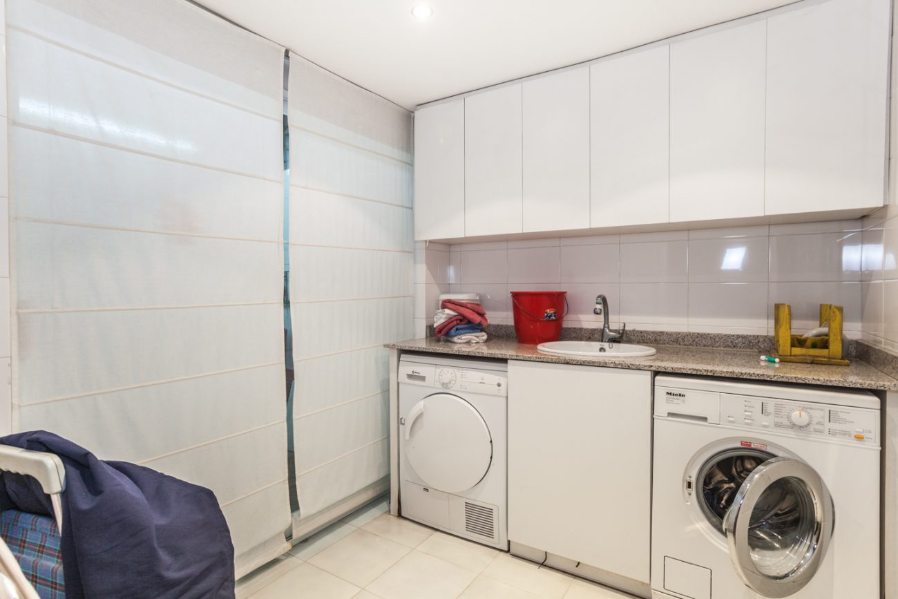 Large corner townhouse in Gava Mar