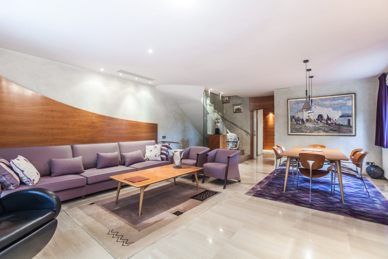 Large corner townhouse in Gava Mar