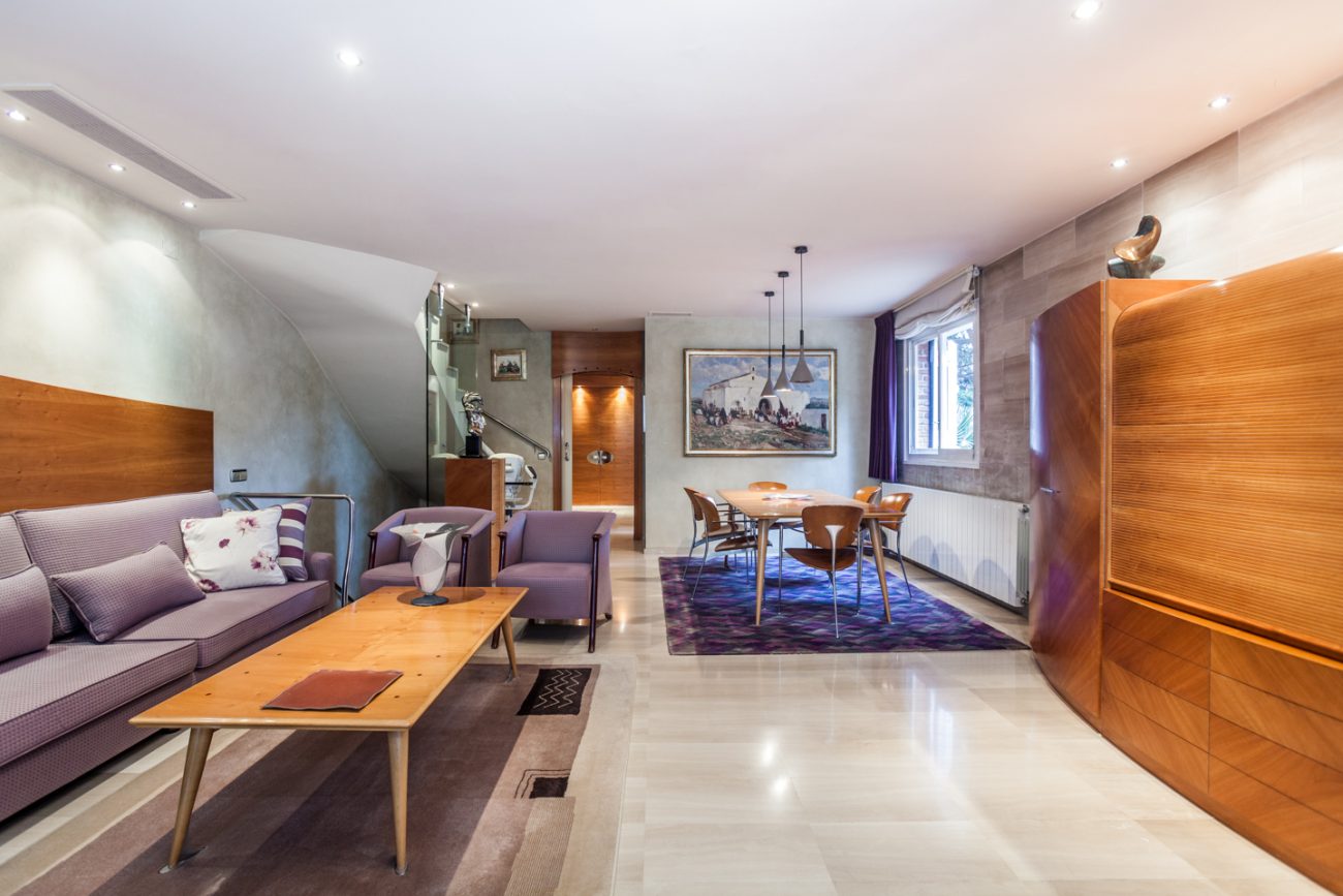 Large corner townhouse in Gava Mar