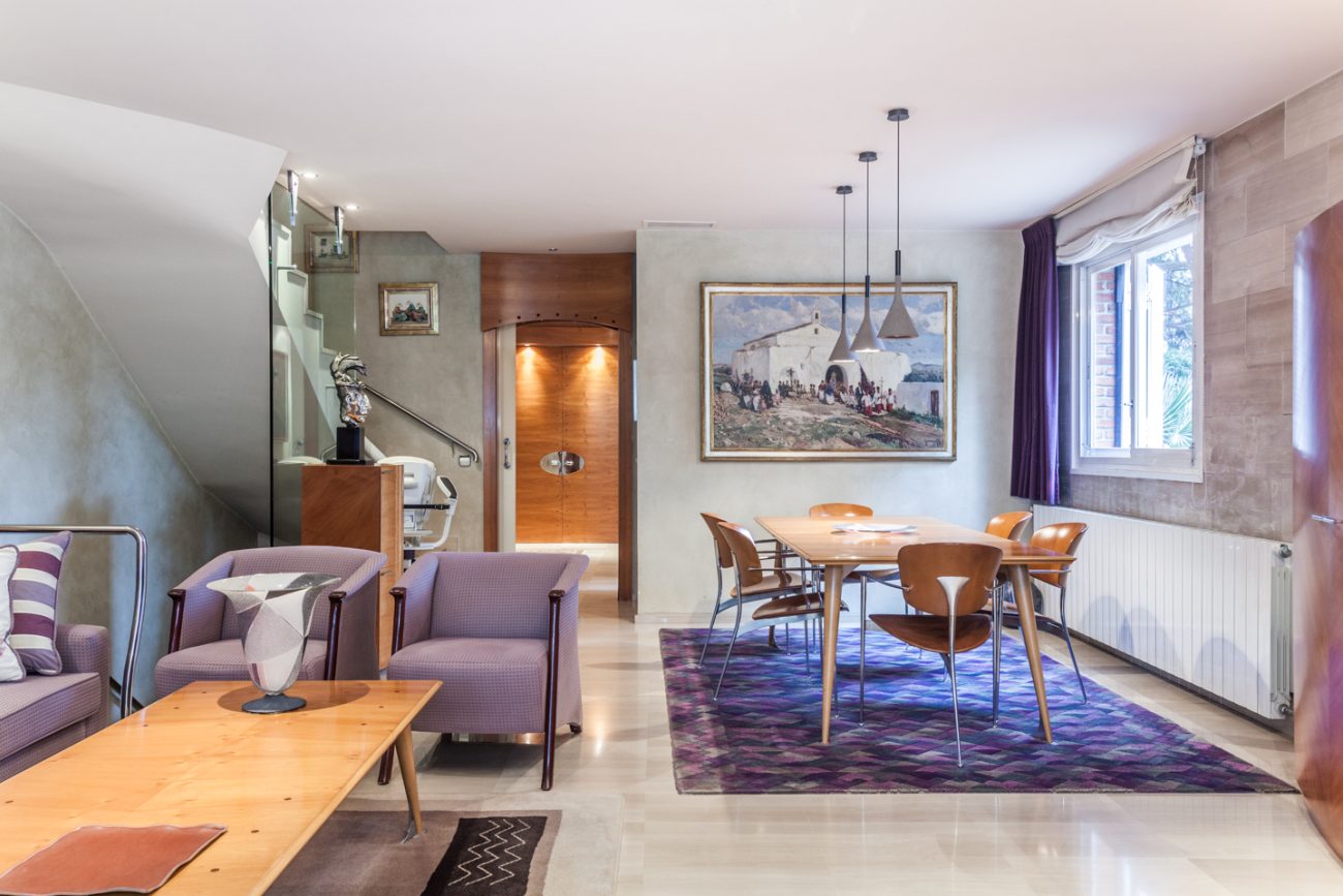 Large corner townhouse in Gava Mar