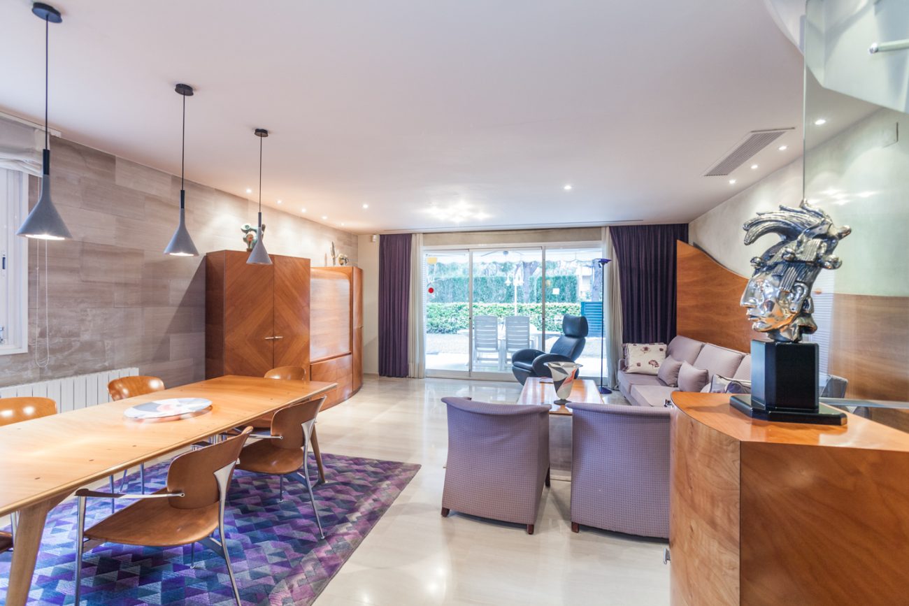 Large corner townhouse in Gava Mar