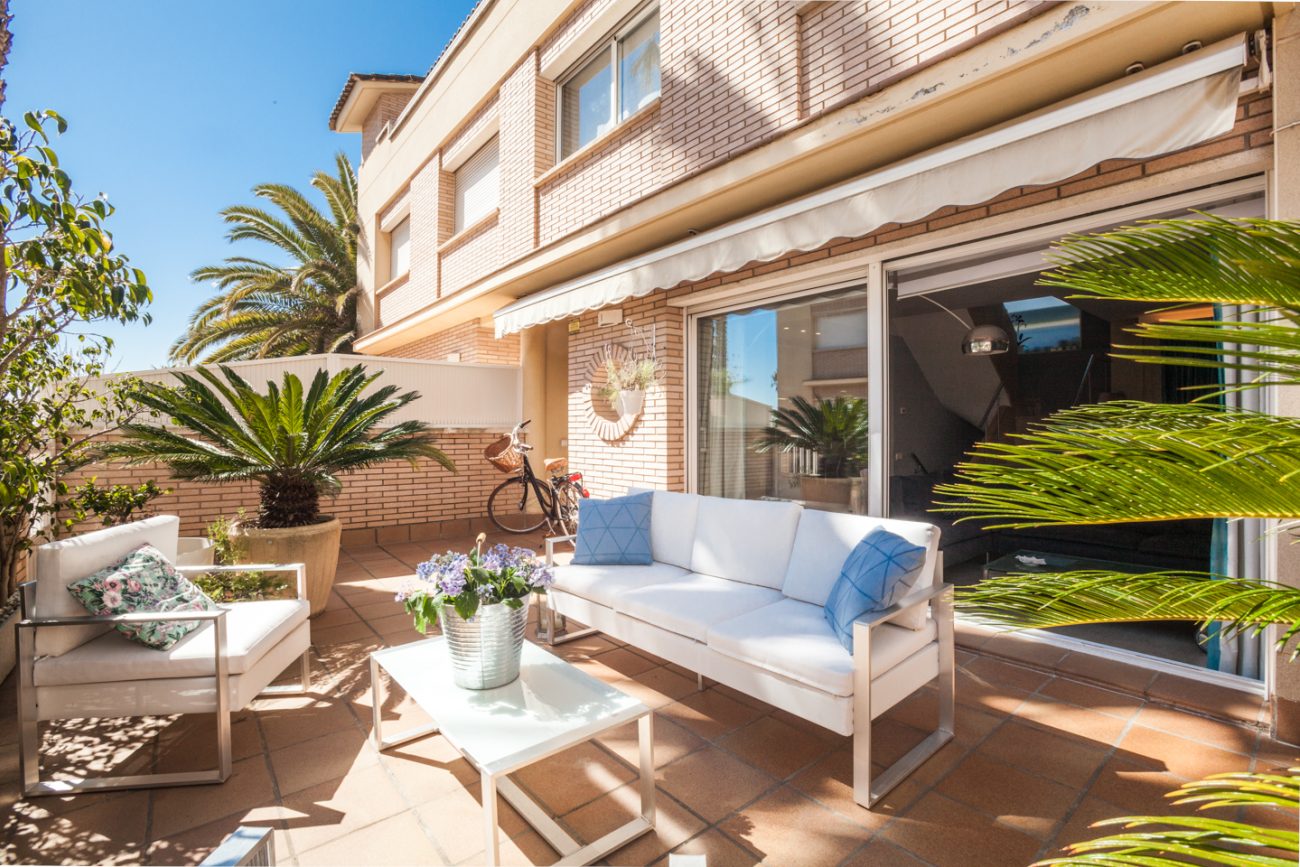 Townhouse with sea views in Castelldefels