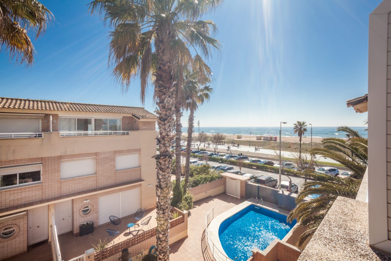 Townhouse with sea views in Castelldefels