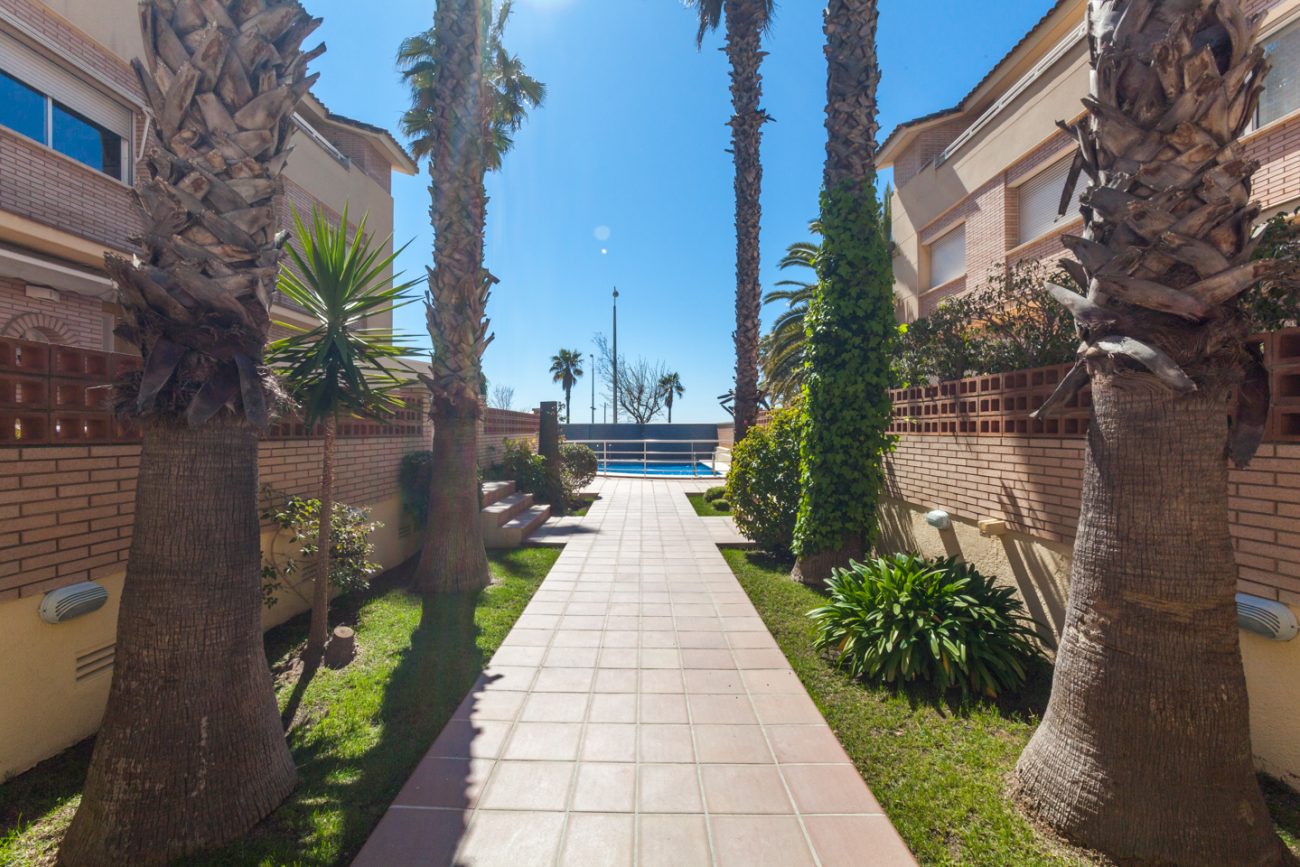 Townhouse with sea views in Castelldefels