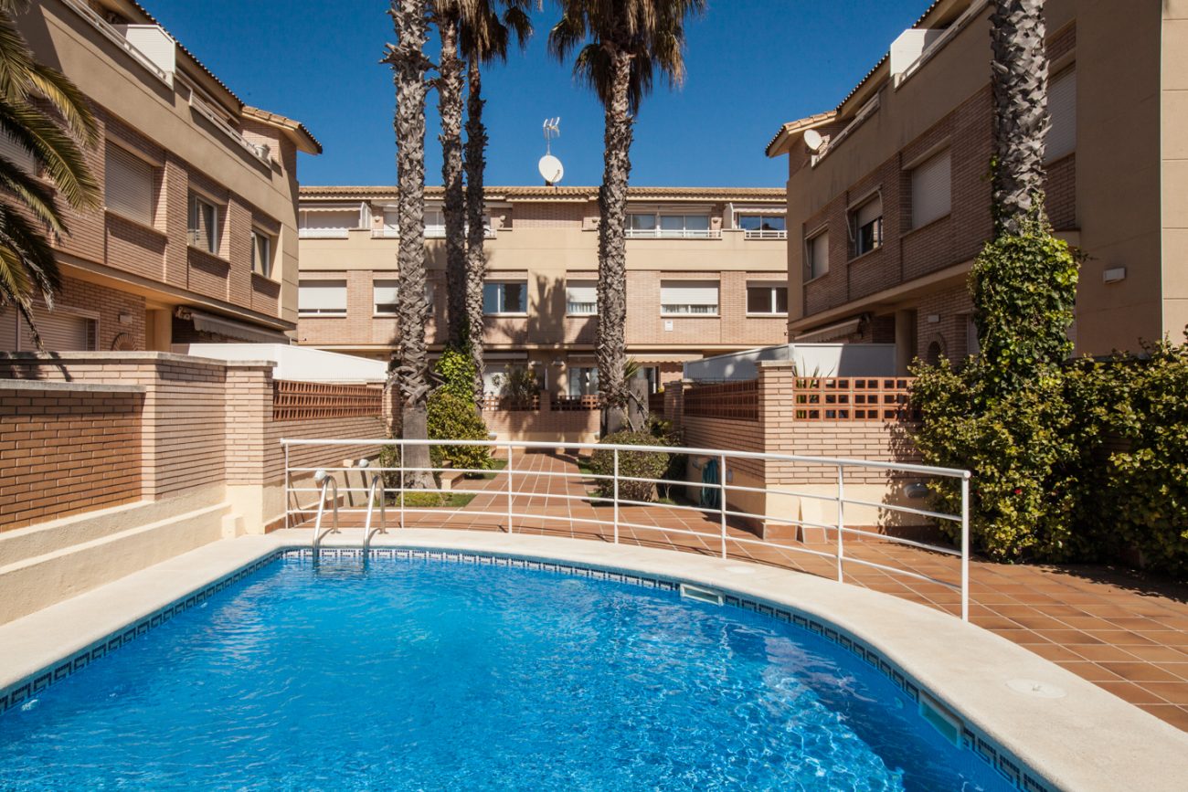 Townhouse with sea views in Castelldefels