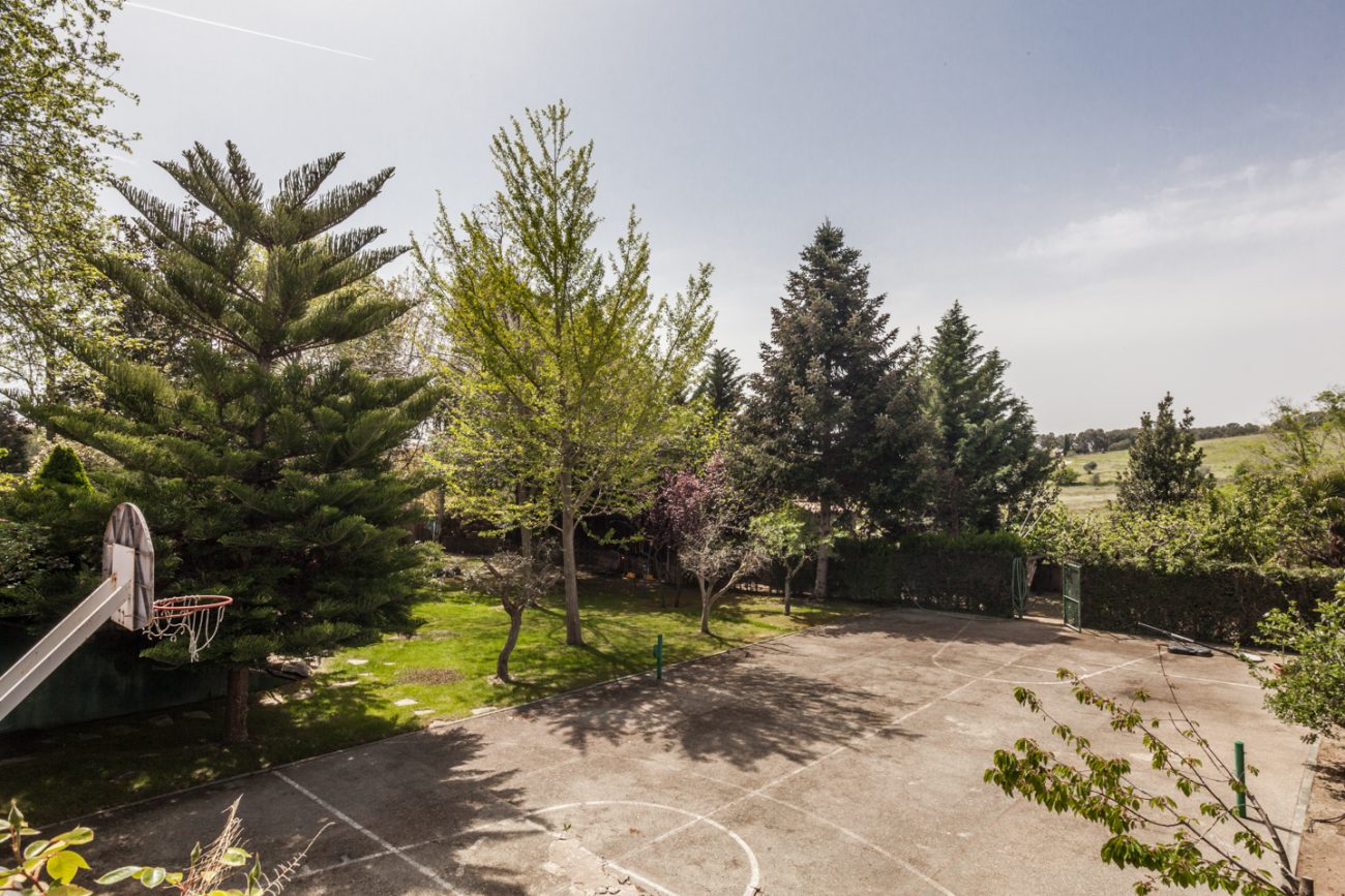 Large house with impressive garden