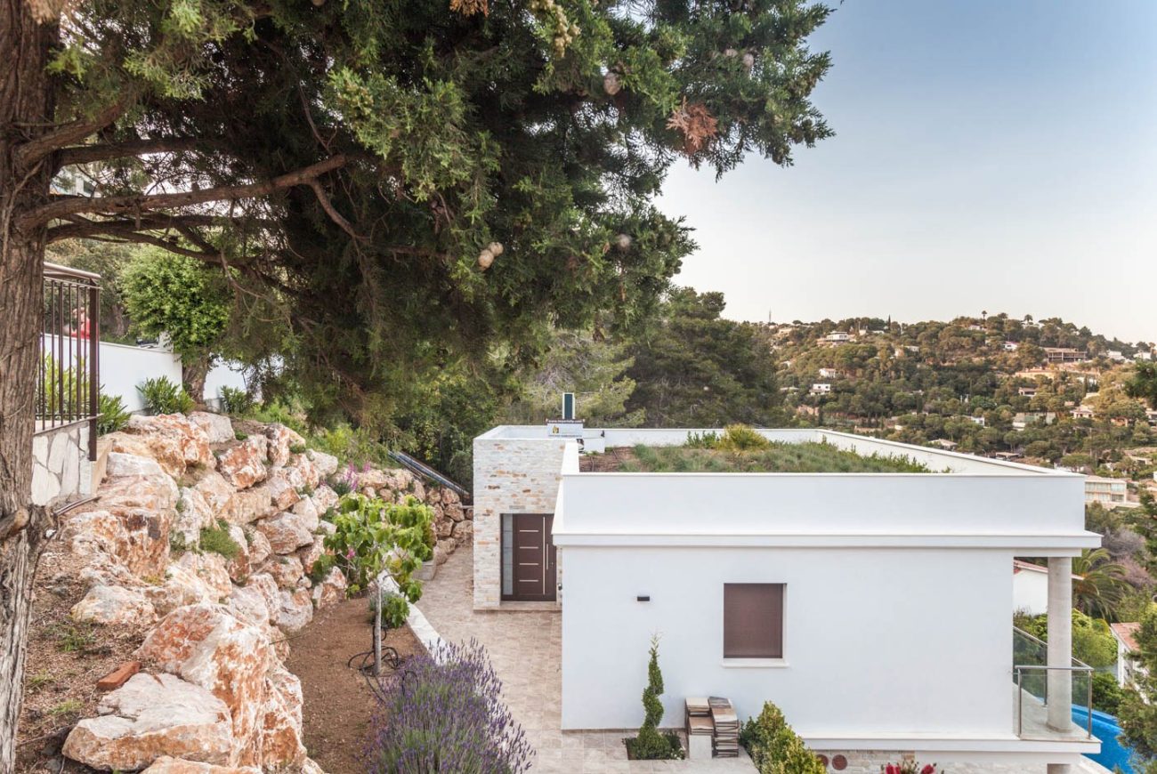 New house with sea views in private residential complex
