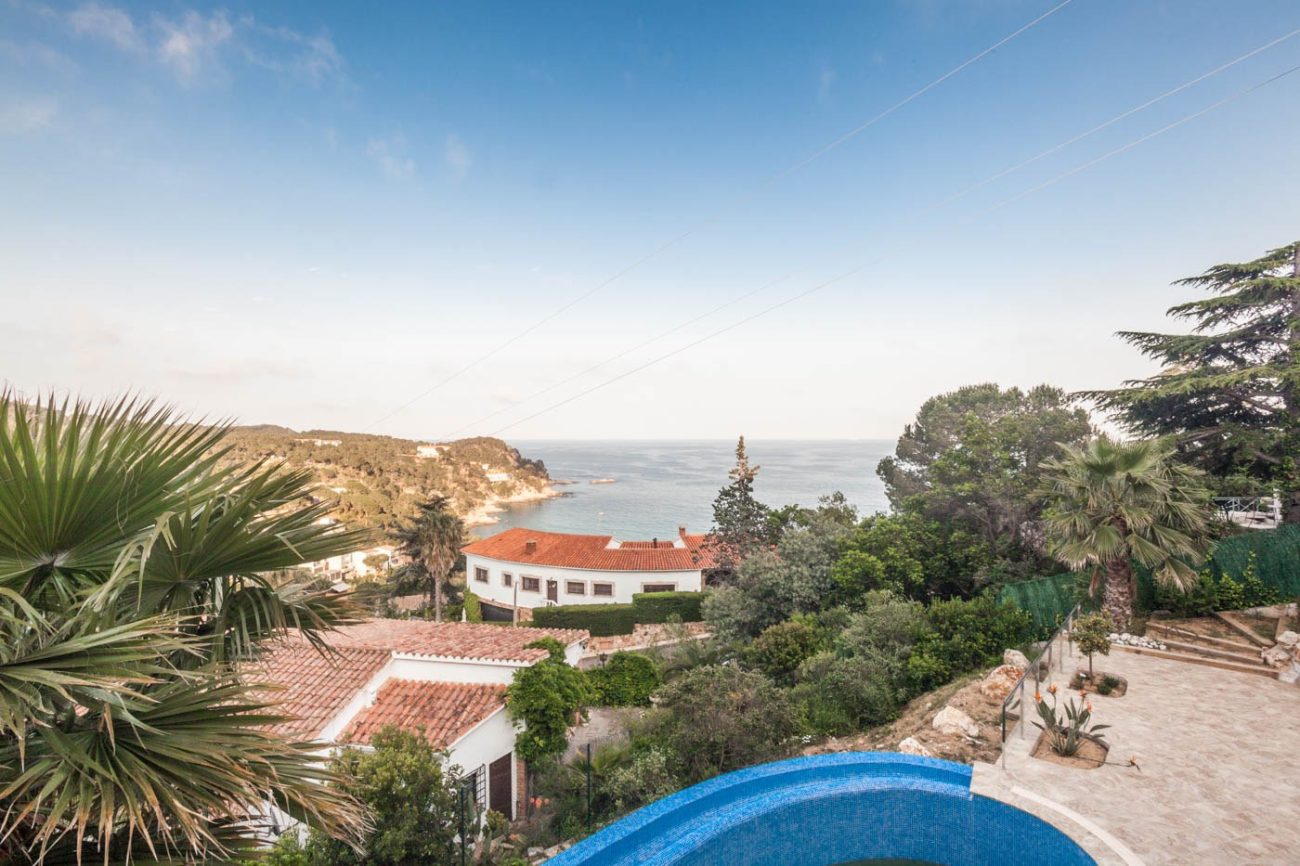 New house with sea views in private residential complex
