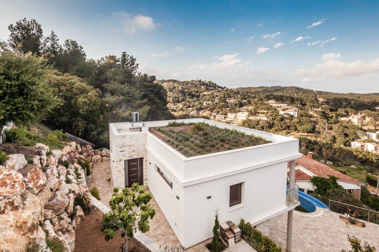 New house with sea views in private residential complex