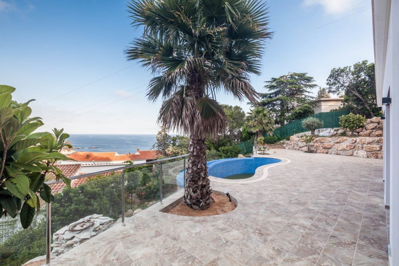 New house with sea views in private residential complex