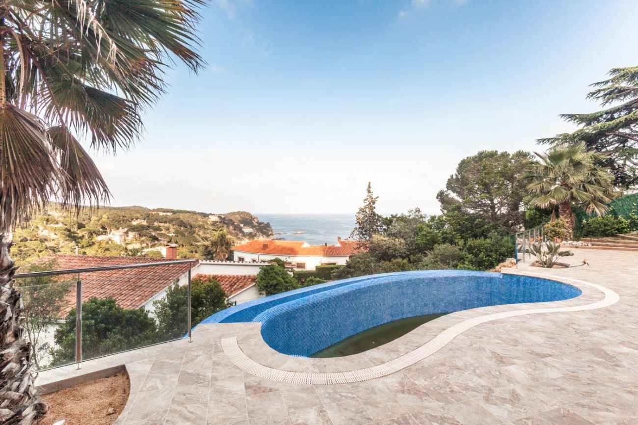 New house with sea views in private residential complex