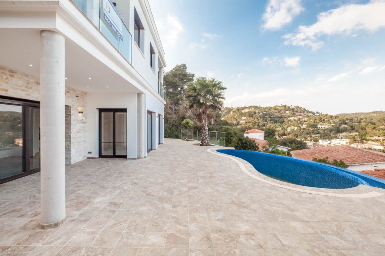 New house with sea views in private residential complex
