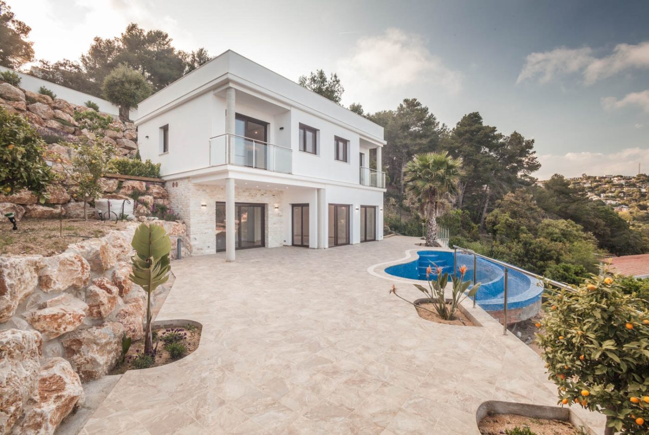 New house with sea views in private residential complex