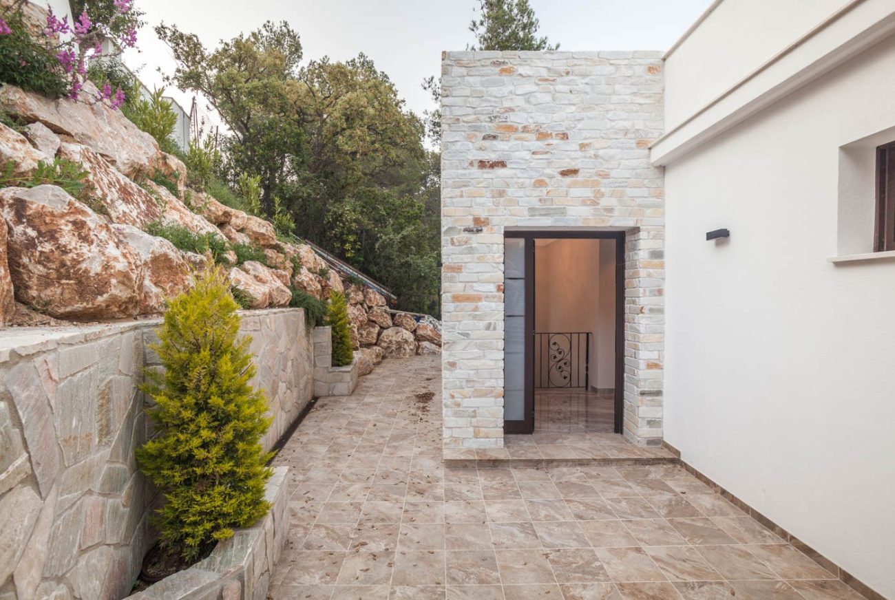 New house with sea views in private residential complex