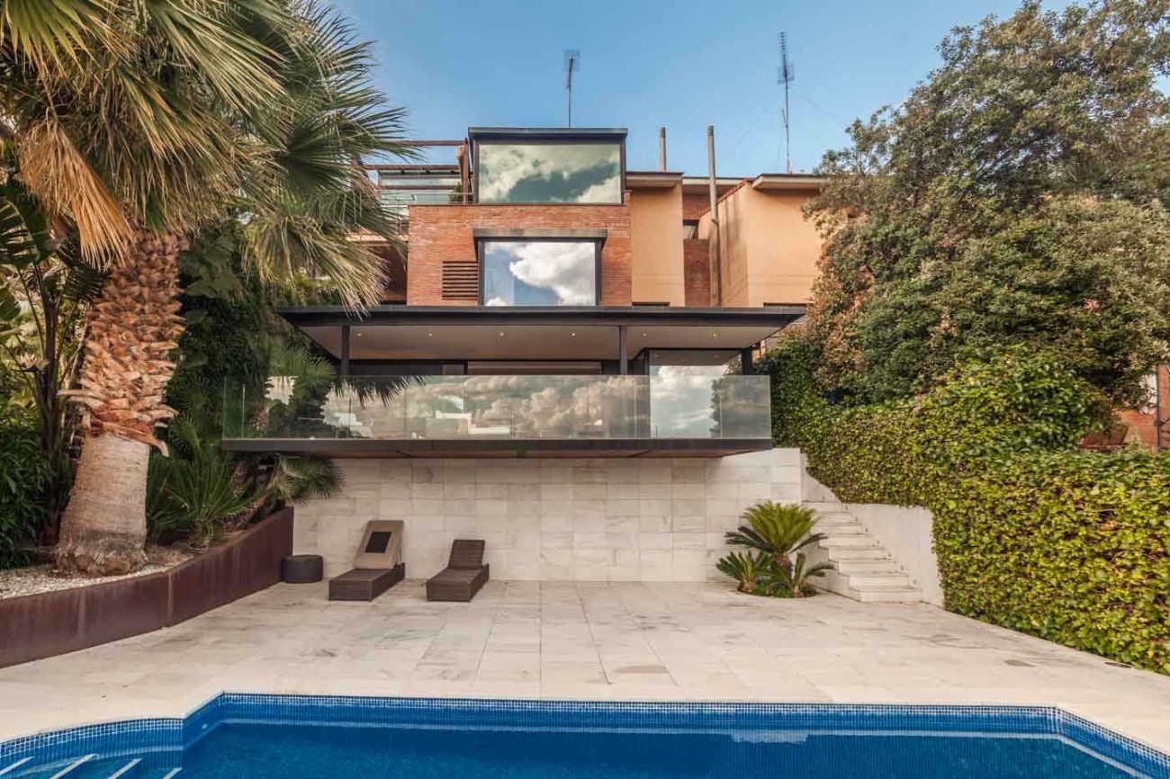 Sea view house in Castelldefels — cozy design with terraces and pool