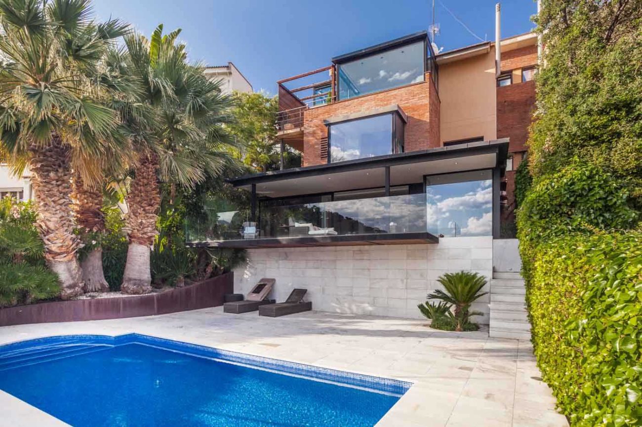 Sea view house in Castelldefels — cozy design with terraces and pool