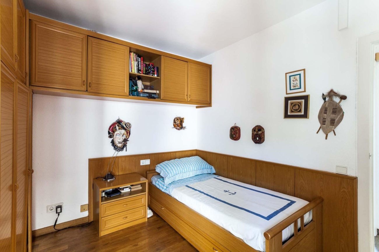 Large house to be refurbished in Gava Mar