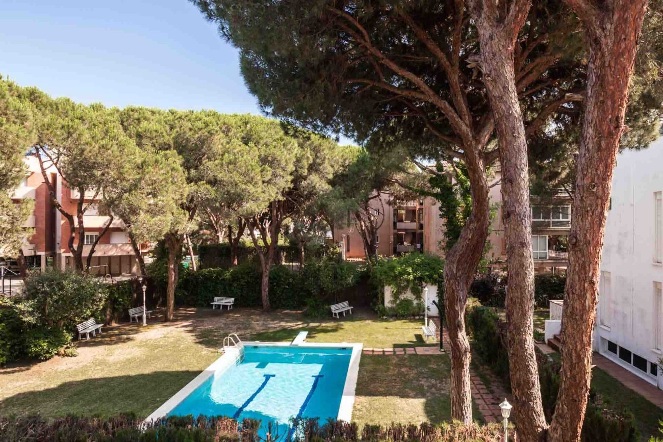 Large house to be refurbished in Gava Mar