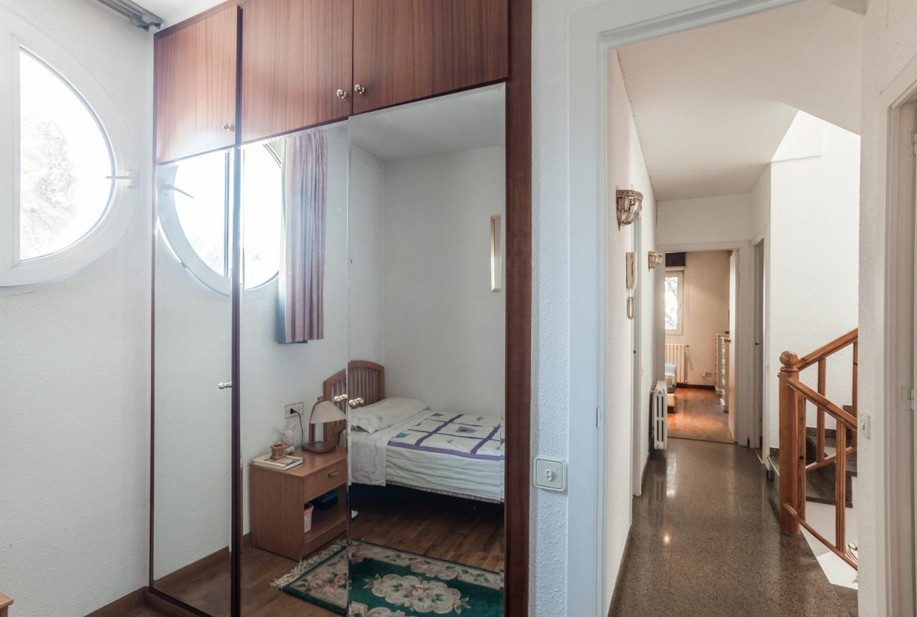 Large house to be refurbished in Gava Mar