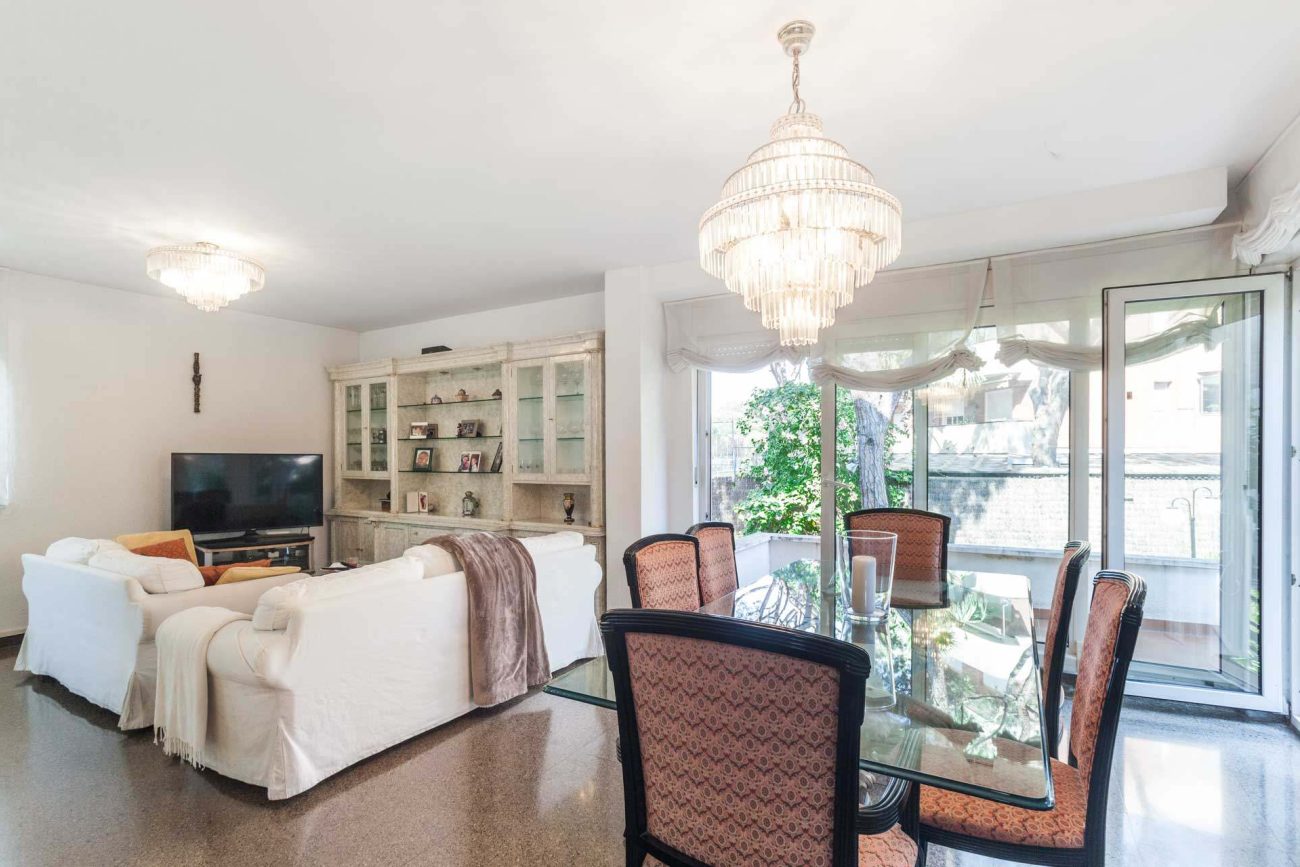 Large house to be refurbished in Gava Mar