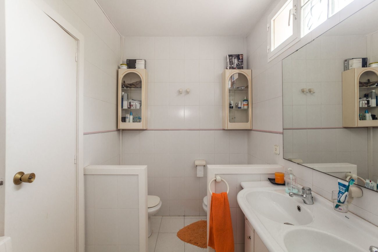 Large house to be refurbished in Gava Mar
