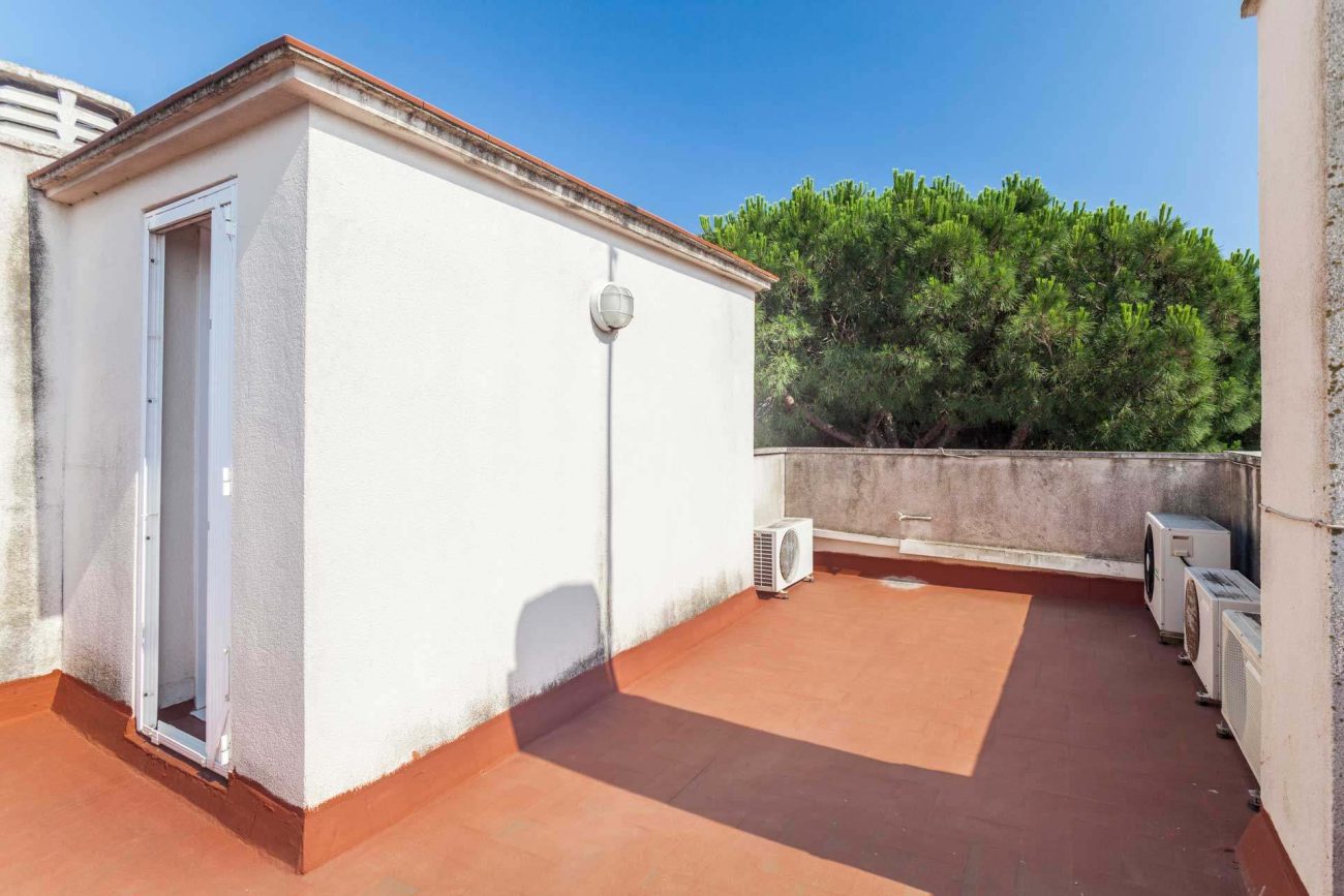 Large house to be refurbished in Gava Mar
